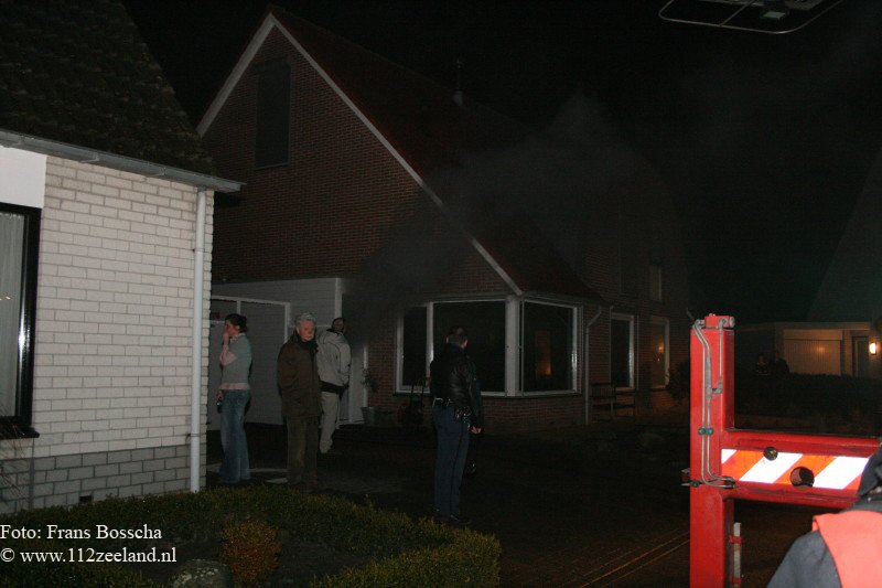 Brandweer blust brand in woonkamer, Vlissingen